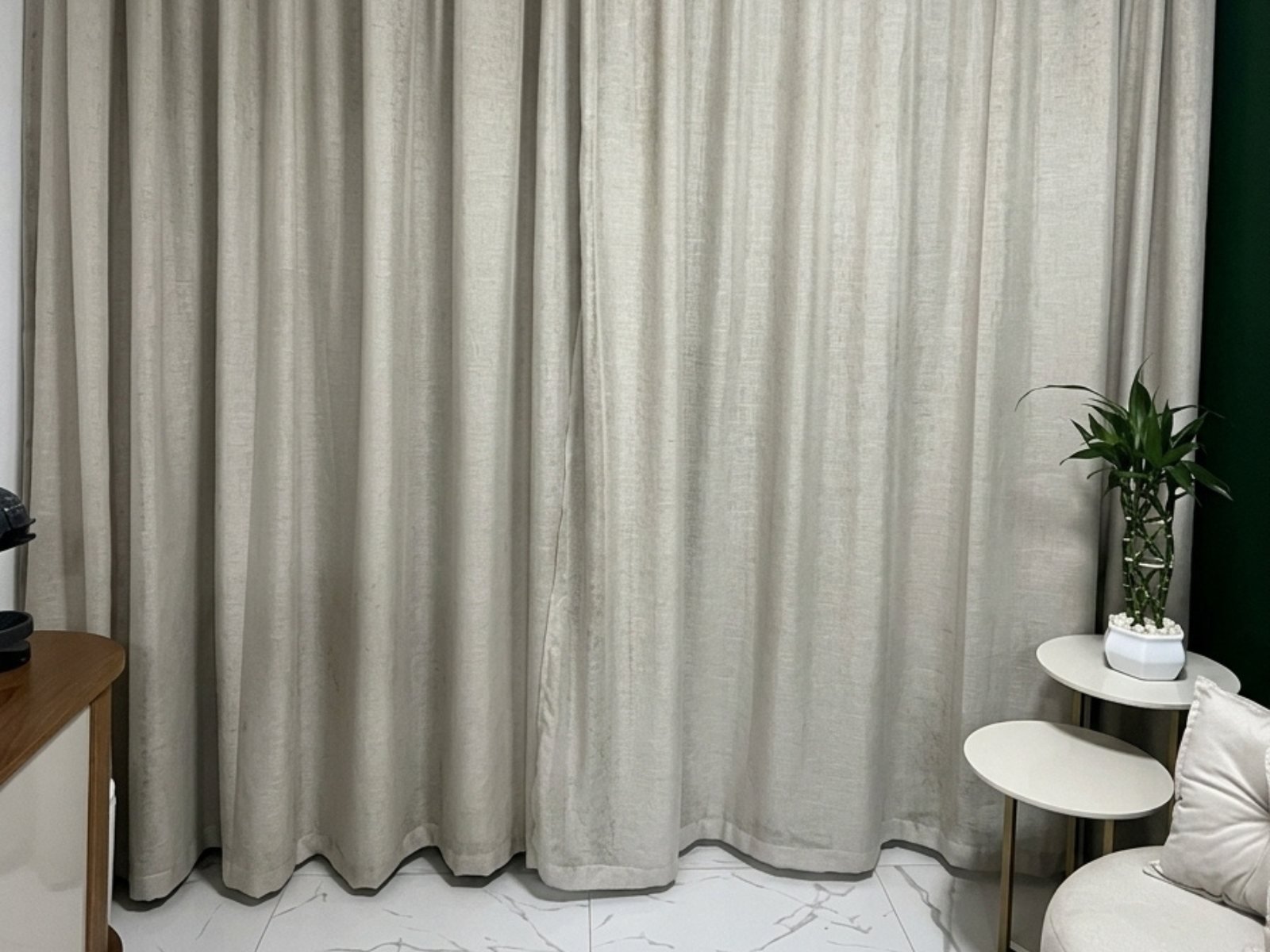 Cortina de linho da sala antes da higienização, com manchas acinzentadas e a poeira acumulada nas fibras