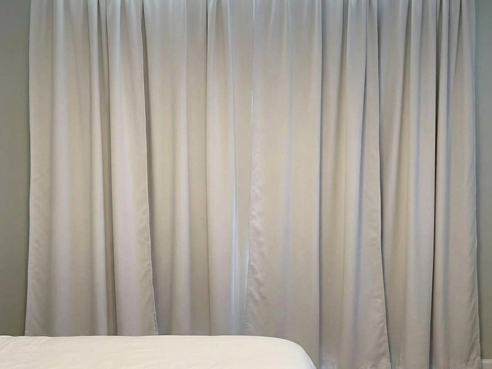 A mesma cortina clara do quarto depois da higienização da Prime: sem manchas, tecido limpo e caimento leve